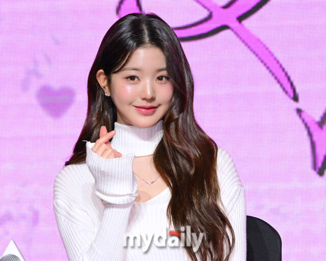 명품보다 비싼 포카, 장원영 110만 원에 거래…’덕후라서 가격 납득이 됨’